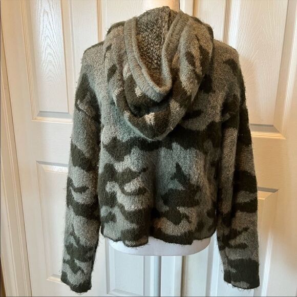 🎄PINK by VS Camo Boyfriend Hoodie - Picture 4 of 9